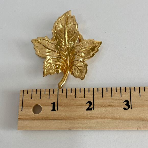 Vintage 50s Gold Tone Leaf Scarf or Dress Clip Clasp 2 Inch Fall Jewelry - Picture 6 of 6